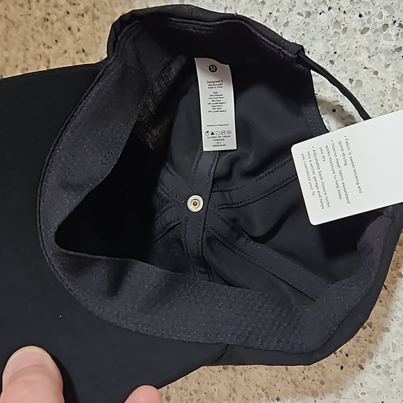 Woman's hat - Picture 3 of 3